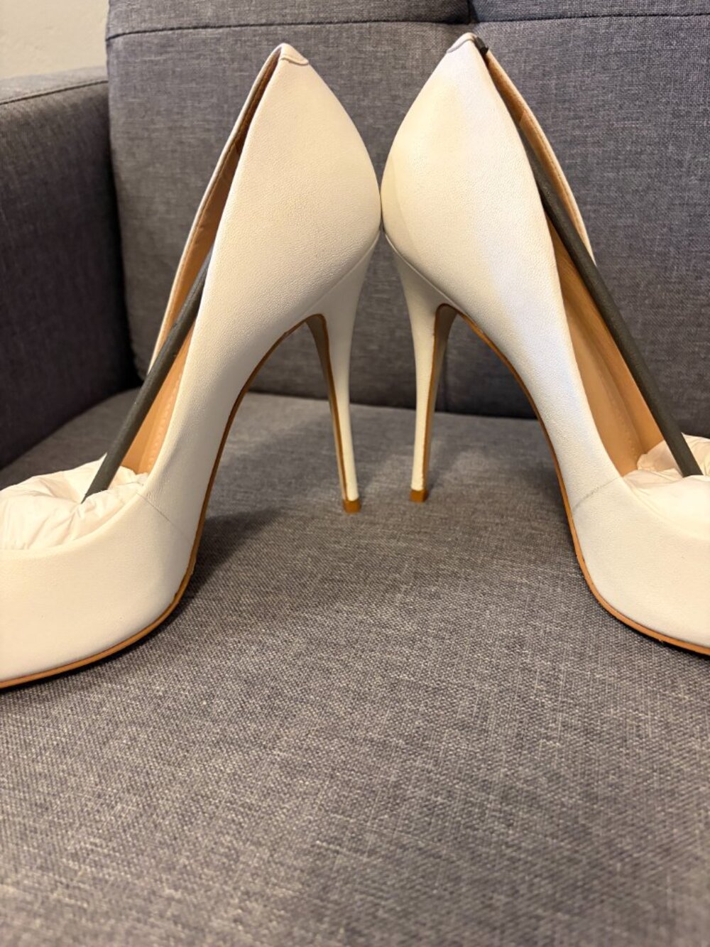 NEW Saks Fifth Avenue Ivory Leather Pumps Metal Cap Toe Stiletto Heels Size 10 - Picture 3 of 5